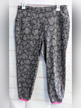 Rare 😮 Torrid Active Gray Skull Print Cropped Leggings with Pink Trim Size 1X